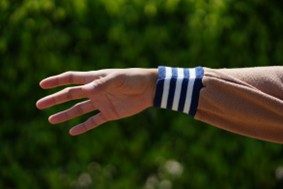 when should i go to the doctor for a swollen wrist